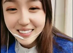 身高176小学妹课上让闺蜜掩护偷偷漏咪咪,回宿舍脱光光